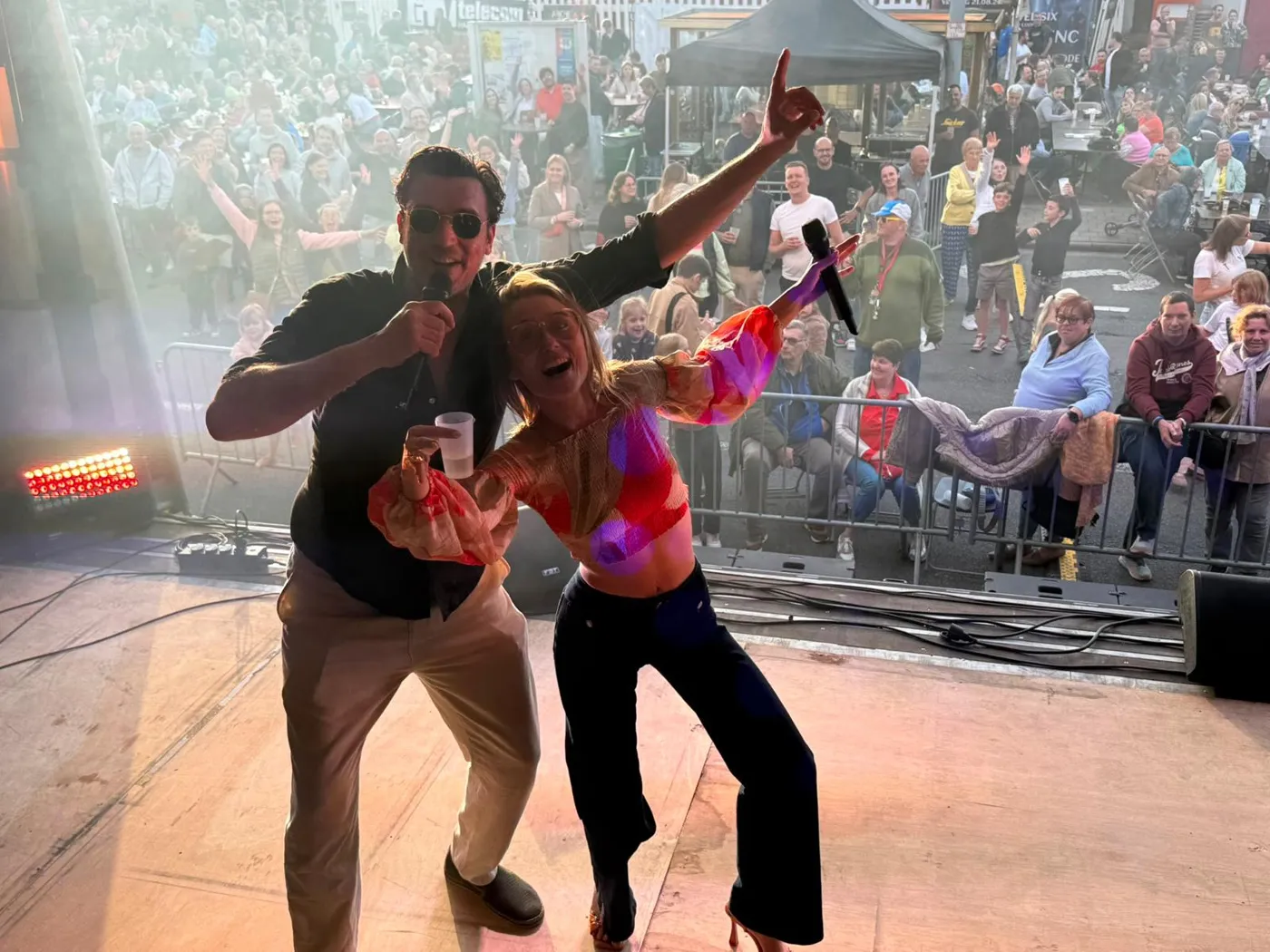 Amber & Dylan op een braderijpodium