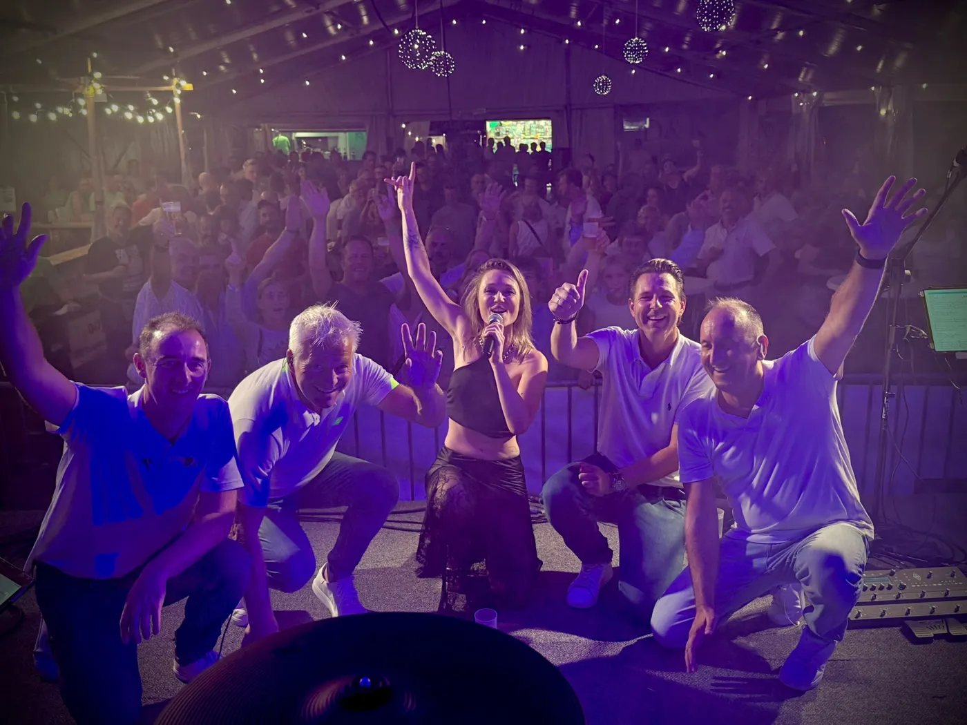 The Gems en Amber met een feestend publiek